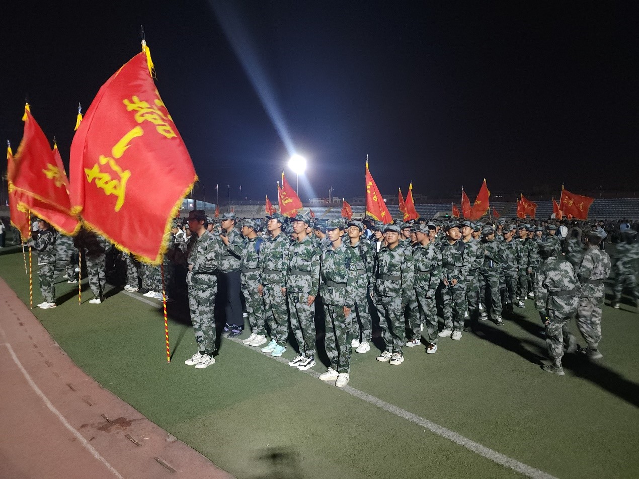 公司组织2024级新生公寓疏散演练及军训夜间拉练